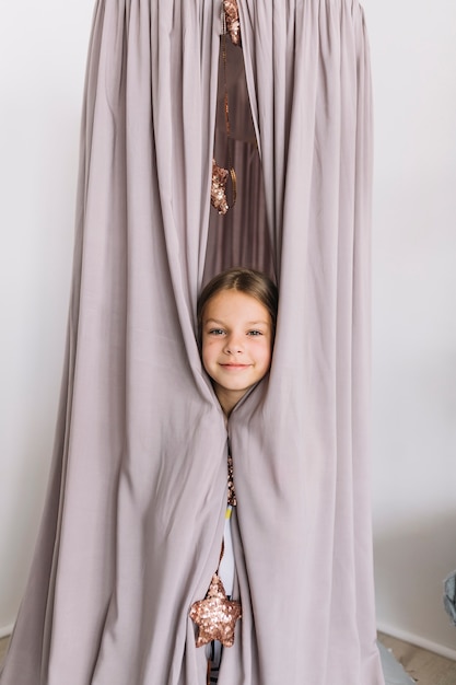 Бесплатное фото Девушка за шторами палатки