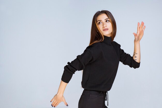 Free photo girl in black shirt running a marathon. high quality photo