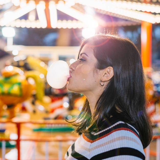 Free photo girl blowing chewing gum