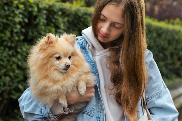 Foto gratuita borsa da trasporto per ragazza con vista frontale del cane