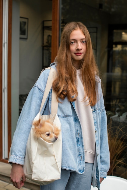 犬の正面図とバッグを運ぶ女の子