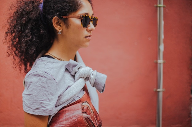 Free photo girl in casual outfit carrying bag standing