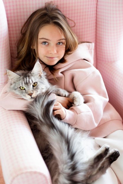 Foto gratuita alta vista della ragazza e del gatto