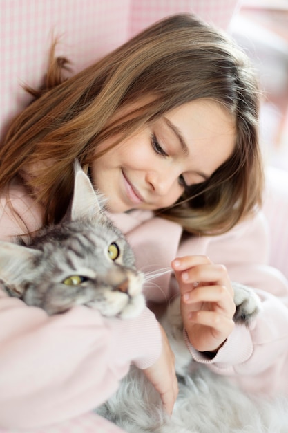 Foto gratuita ragazza e gatto che abbracciano