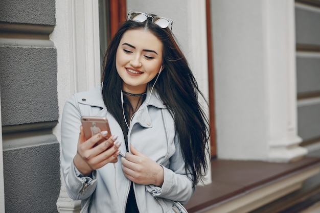 Ragazza in città