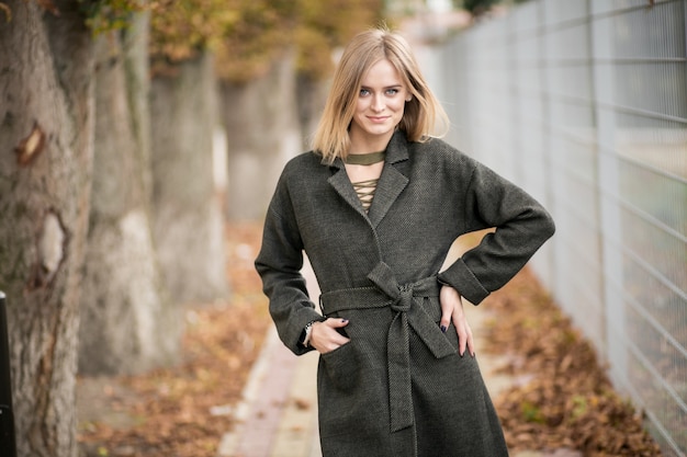 Ragazza in un cappotto