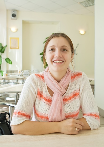 Ragazza in sala caffè