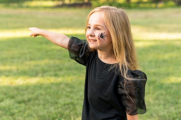 Foto gratuita ragazza in costume che indica