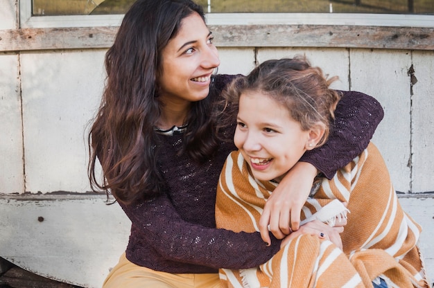 Ragazza che copre la sorella in un asciugamano