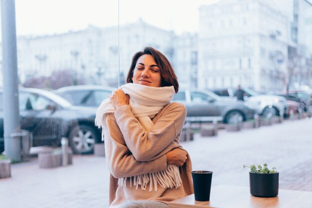 아늑한 카페에서 따뜻한 커피 한잔으로 몸을 따뜻하게하는 소녀