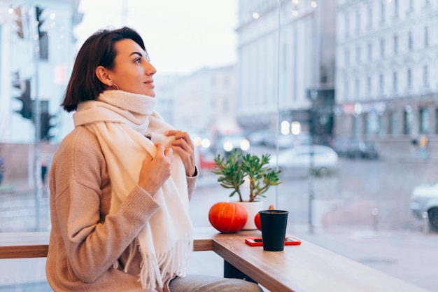 아늑한 카페에서 따뜻한 커피 한잔으로 몸을 따뜻하게하는 소녀