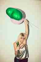 Foto gratuita ragazza ballo con palloncini e birra