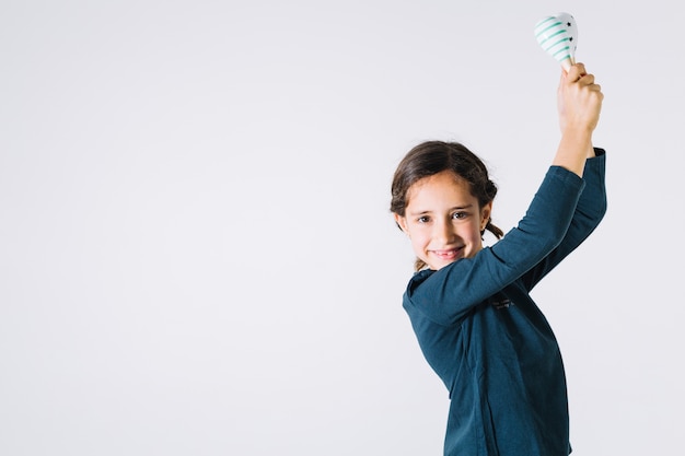 Foto gratuita ragazza che balla con gli agitatori