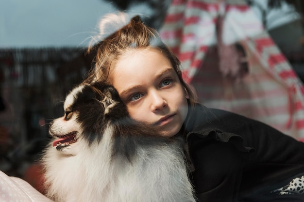 家の中の女の子と犬