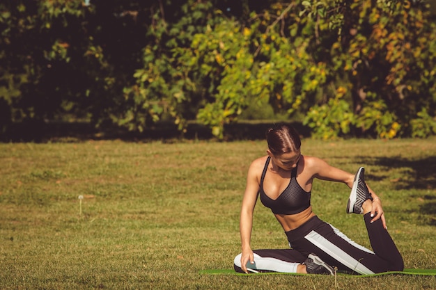 Foto gratuita ragazza facendo esercizio nel parco