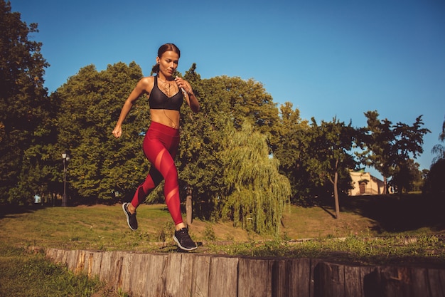 Foto gratuita ragazza facendo esercizio nel parco