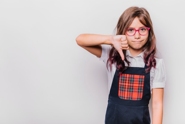 Ragazza che fa i pollici verso il basso gesto