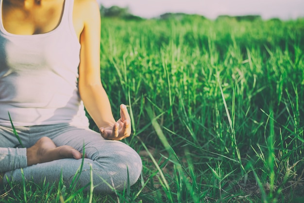 Ragazza che fa yoga