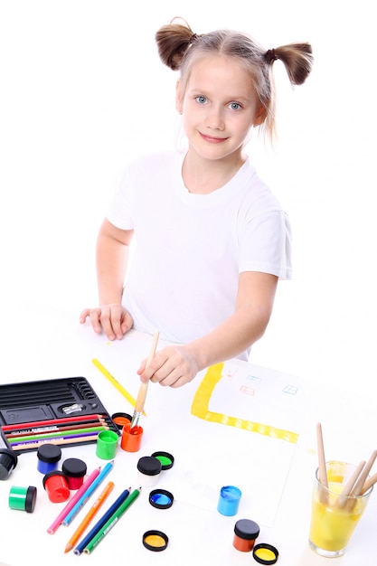 Free photo girl drawing with brush and paint