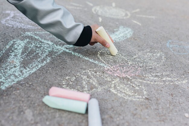 Девушка рисует мелом на дороге
