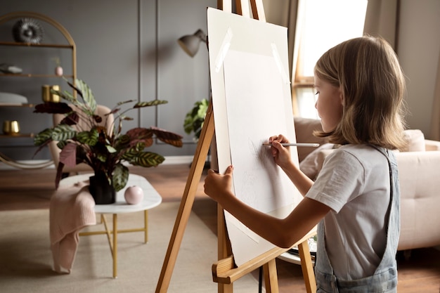 Девушка рисует карандашом средний план