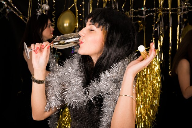 女の子、新年パーティーでシャンパンを飲む