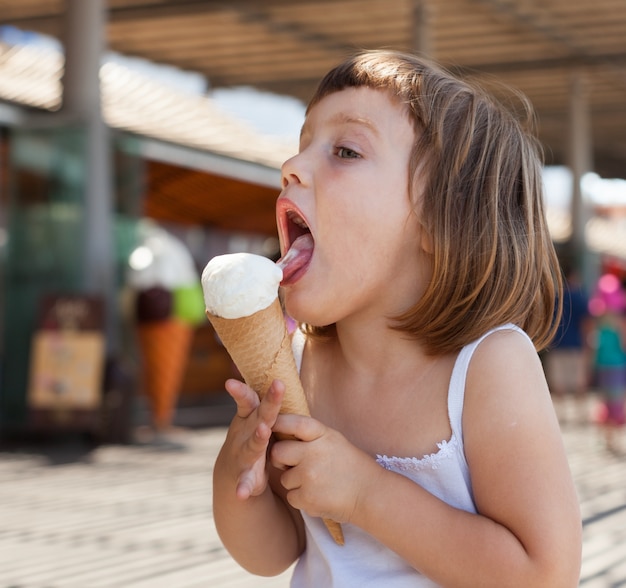アイスクリームを食べる少女
