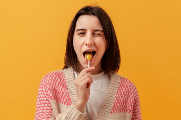 Ragazza che mangia lecca-lecca e ammiccanti