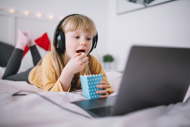 女の子、ポップコーンを食べて、映画を見て