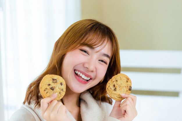 소녀와 맛있는 미식가 쿠키를 즐기십시오