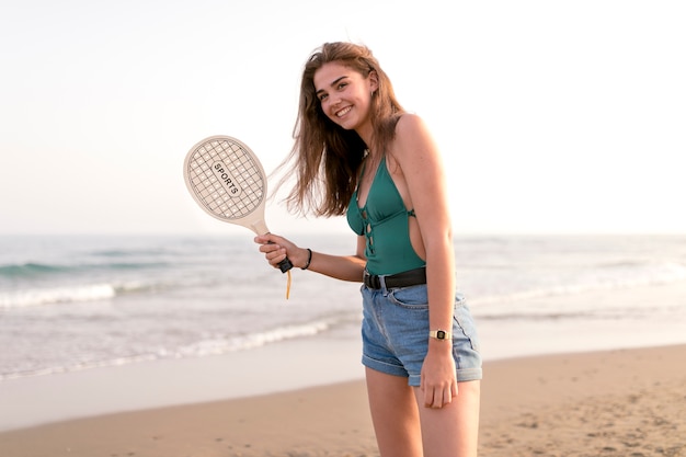 Foto gratuita ragazza godendo la vacanza giocando in spiaggia