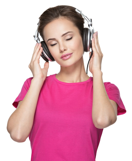 소녀는 고립 된 헤드폰에서 음악을 듣고 즐긴다