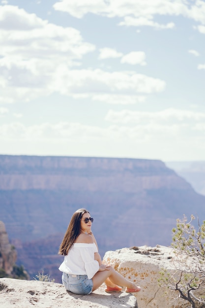 Foto gratuita ragazza che esplora il grand canyon in arizona