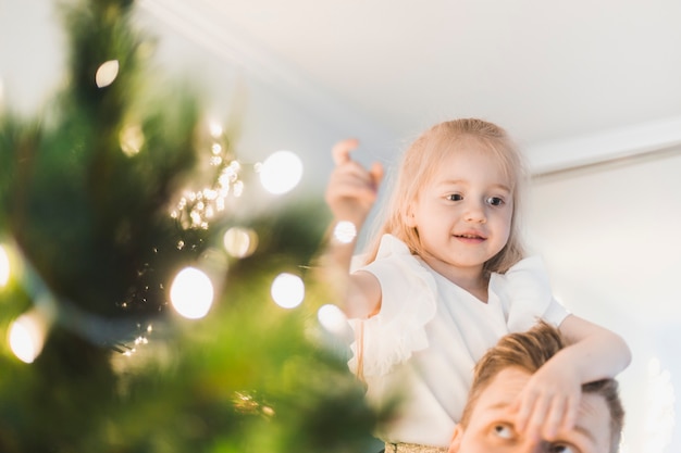 女の子、照明、クリスマスツリーの隣に父