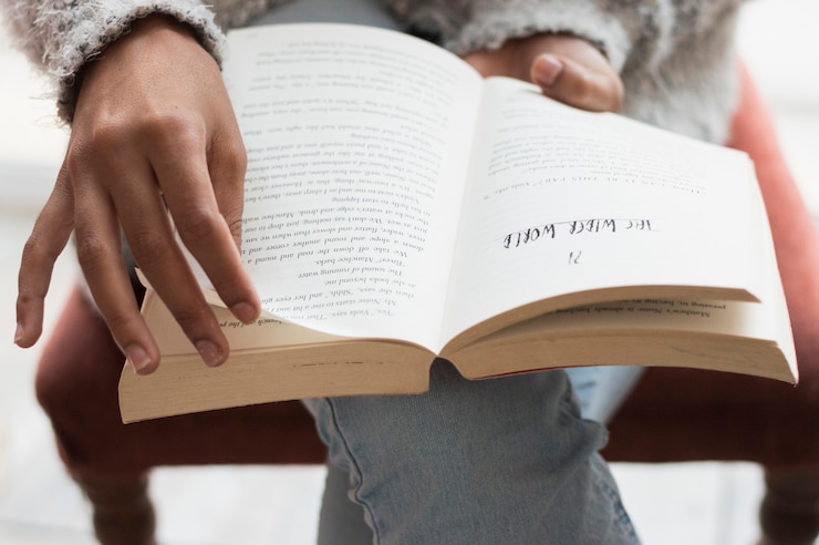Free Photo girl flipping page