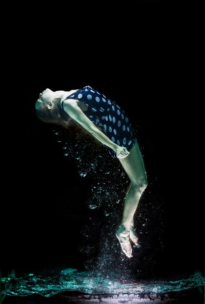 Девочка, плавающие в воде