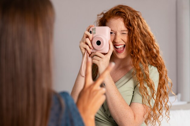 Foto gratuita momenti di celebrazione delle amiche