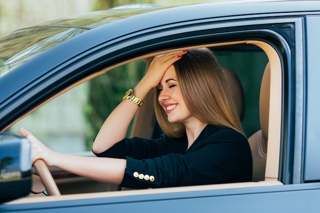 Free photo girl gesture about mistake on road in drive car