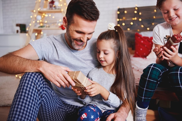 父親にクリスマスプレゼントを贈る少女