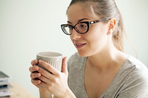 コーヒーを飲みながらメガネの女の子