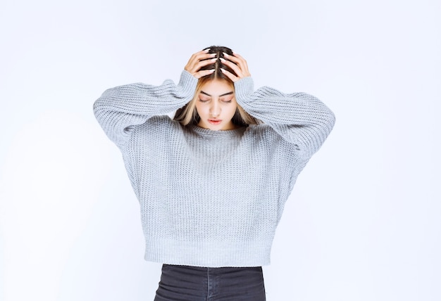 Free photo girl in a grey shirt looks terrified and scared.