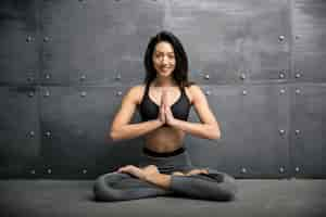 Foto gratuita ragazza in palestra facendo yoga