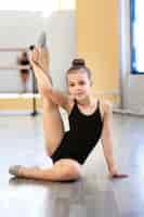 Free photo girl at the gym during a ballet lesson