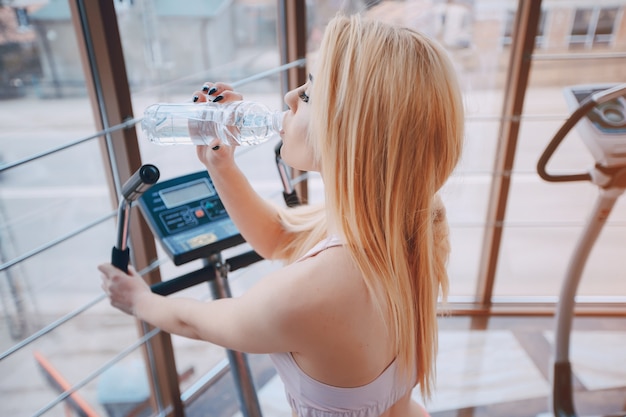 Foto gratuita ragazza in una palestra