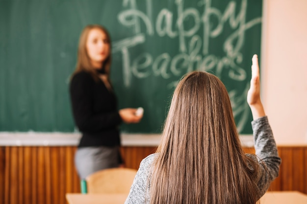 Foto gratuita ragazza a mano in aula