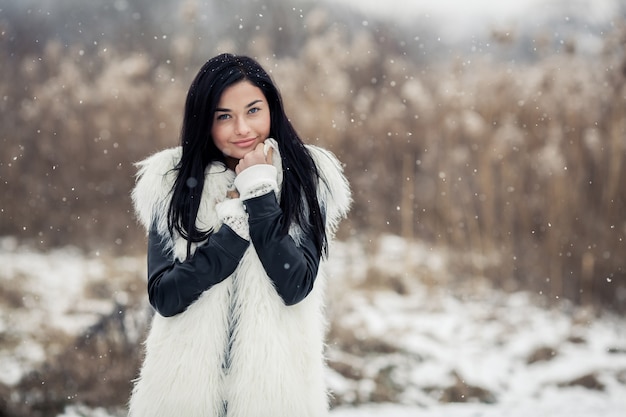 Девушка счастливая молодая женщина красивая зима