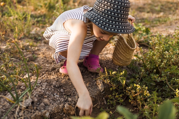 Ragazza che raccoglie sul campo