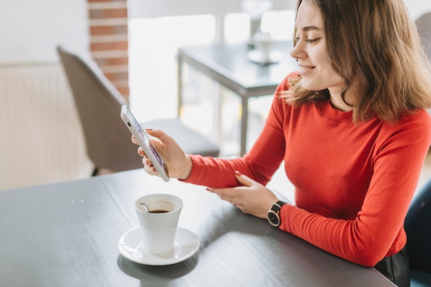 Foto gratuita ragazza che mangia caffè in un ristorante