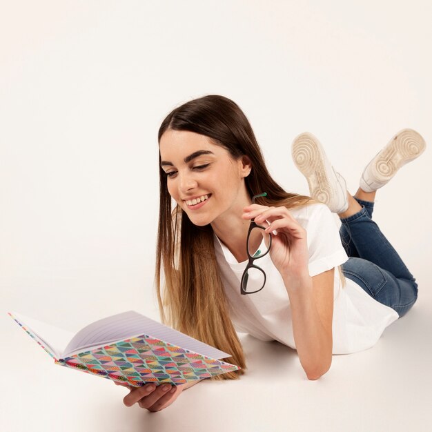 Free photo girl having fun while reading