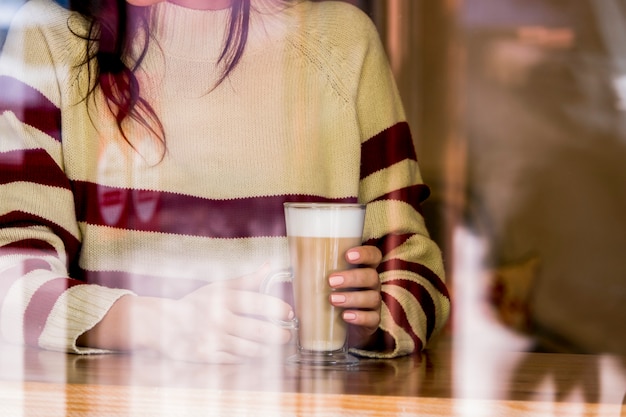 Бесплатное фото Девушка с бокалом кофе